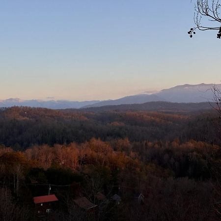 Smoky Paws - Exceptional Cabin, Stunning Mountain Views, Hot Tub, Tranquil, Gigabit Internet, Free L2 Ev Pigeon Forge Exterior photo