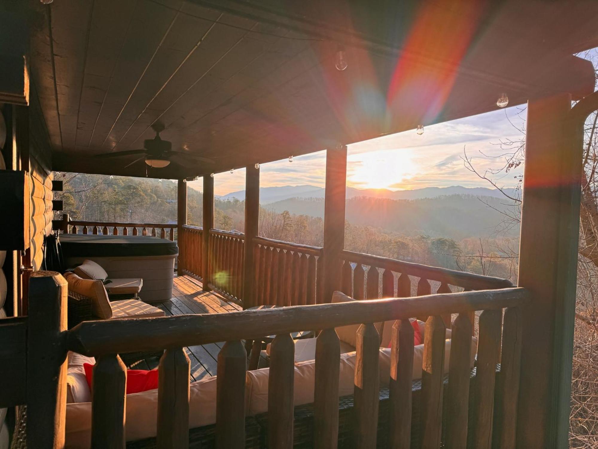 Smoky Paws - Exceptional Cabin, Stunning Mountain Views, Hot Tub, Tranquil, Gigabit Internet, Free L2 Ev Pigeon Forge Exterior photo
