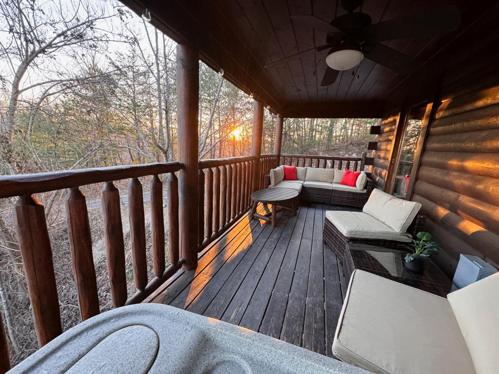 Smoky Paws - Exceptional Cabin, Stunning Mountain Views, Hot Tub, Tranquil, Gigabit Internet, Free L2 Ev Pigeon Forge Exterior photo